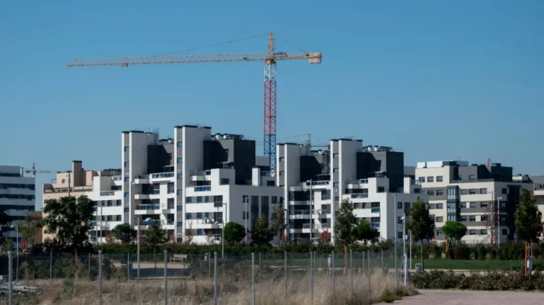 La construcción de vivienda avanzará casi un 8% en 2025 aunque la falta de suelo y mano de obra vaticina una desaceleración en 2026